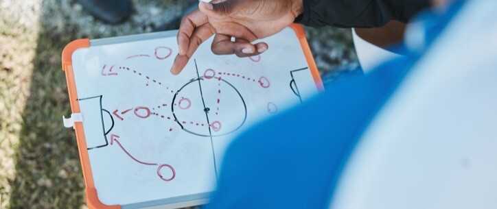 TÁTICA E TÉCNICA: ASPECTOS RELEVANTES NA INICIAÇÃO E NA FORMAÇÃO