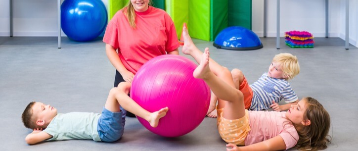 O ENSINO DE JOGOS E BRINCADEIRAS NAS AULAS DE EDUCAÇÃO FÍSICA