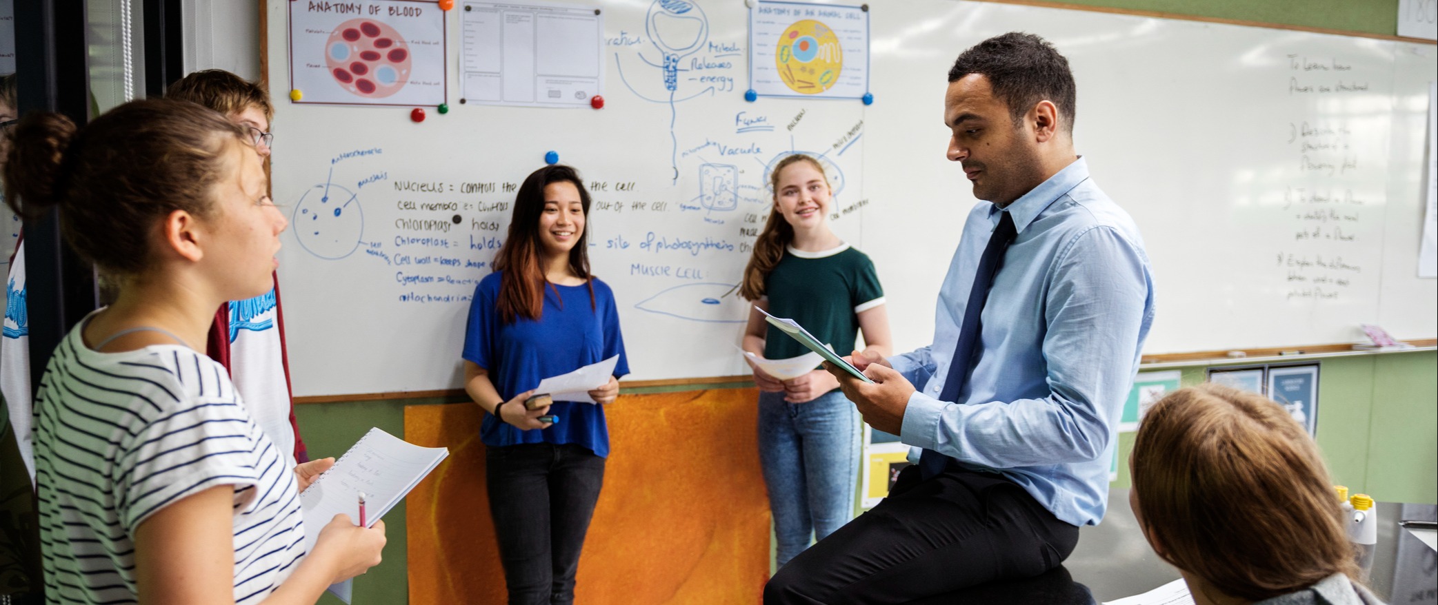 ESTRATÉGIAS DE COMUNICAÇÃO NAS ESCOLAS