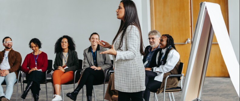 GÊNEROS DISCURSIVOS ORAIS DA ÁREA ACADÊMICA: USOS E ESTRATÉGIAS